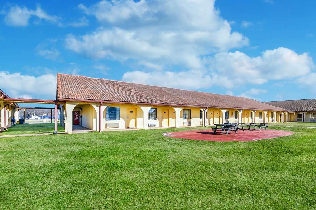 Americas Best Value Inn Bonham Exterior photo