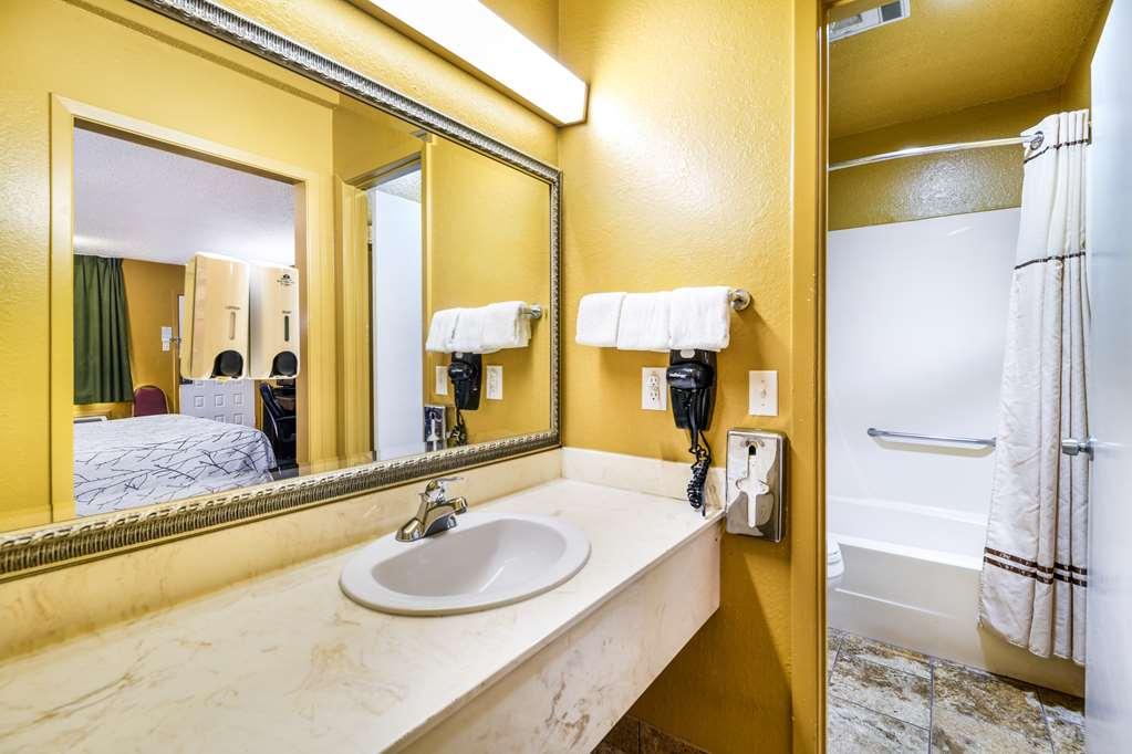 Americas Best Value Inn Bonham Exterior photo