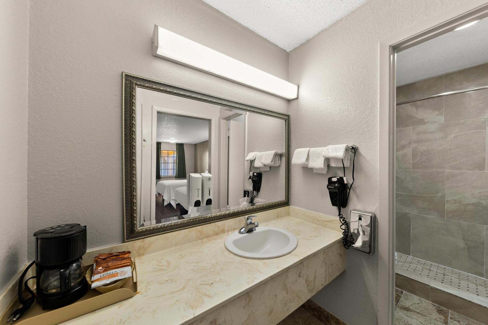 Americas Best Value Inn Bonham Exterior photo