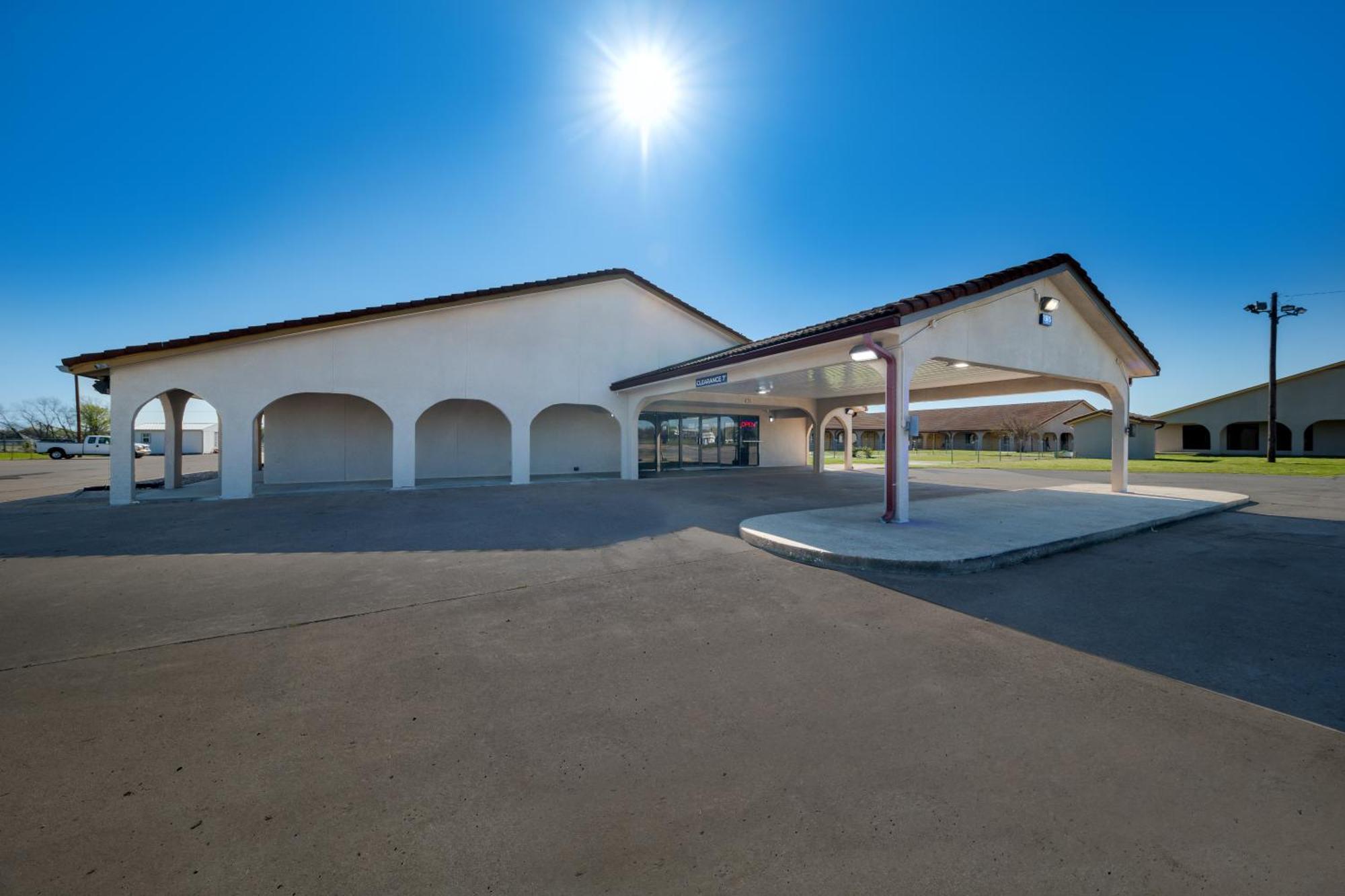 Americas Best Value Inn Bonham Exterior photo