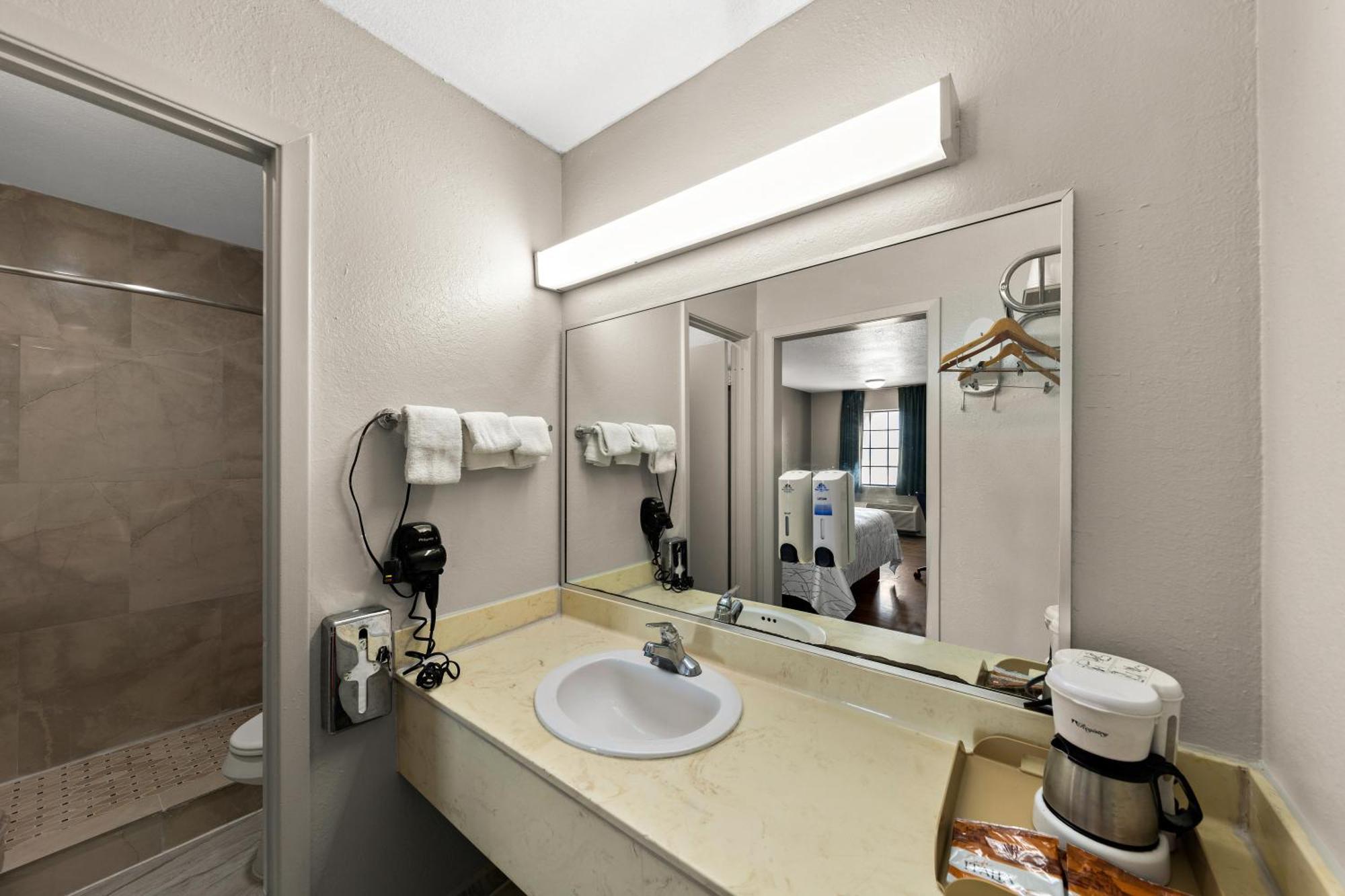 Americas Best Value Inn Bonham Exterior photo