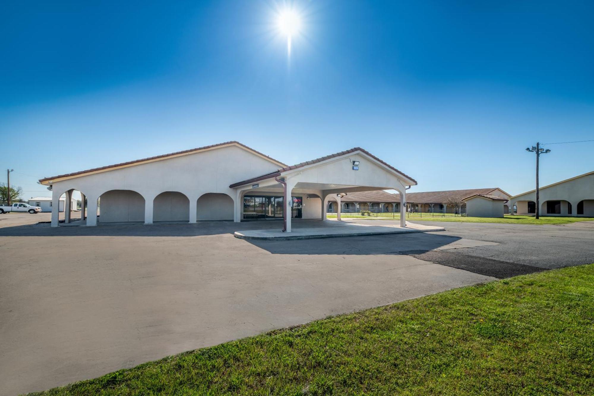 Americas Best Value Inn Bonham Exterior photo