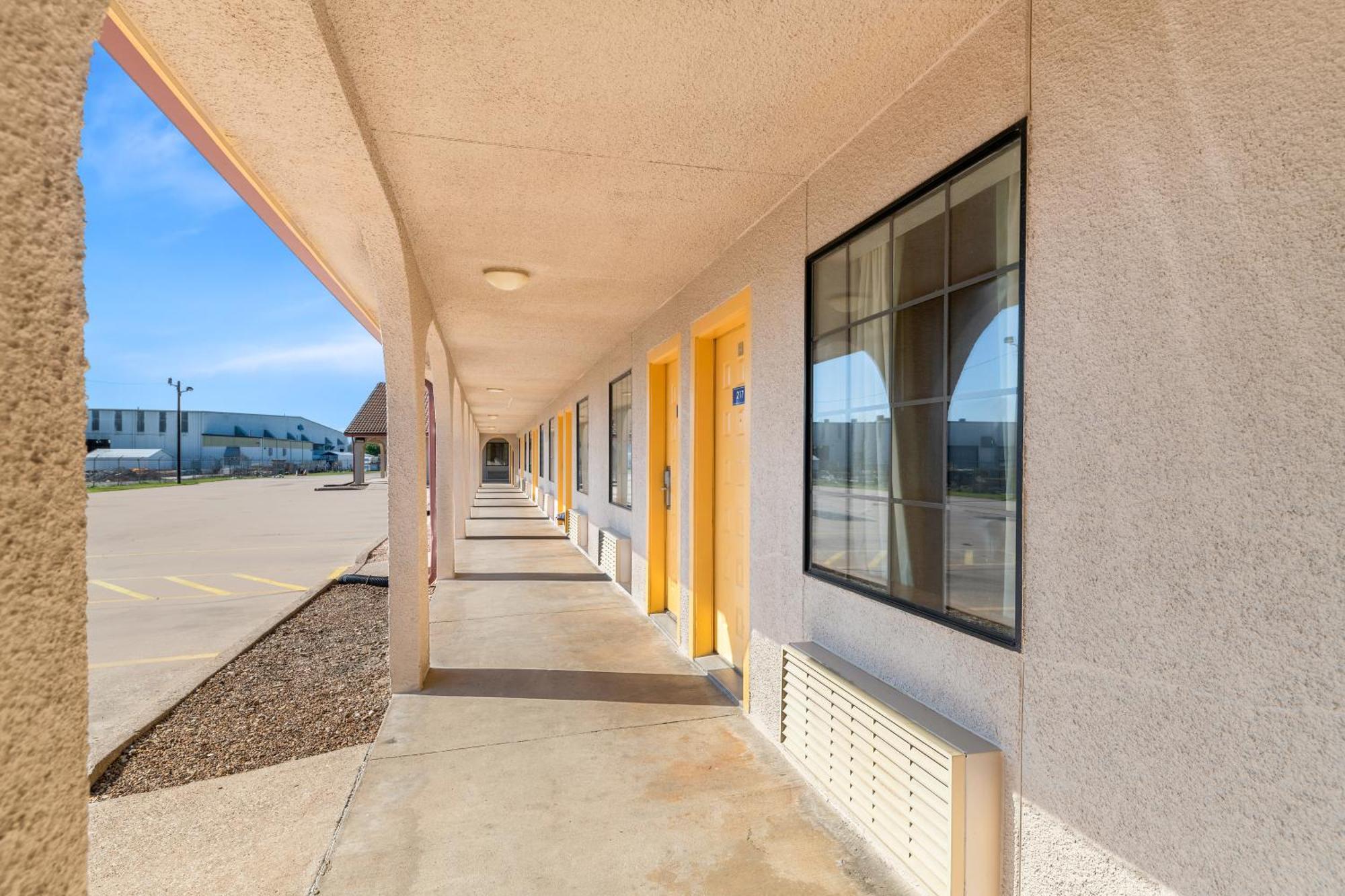 Americas Best Value Inn Bonham Exterior photo