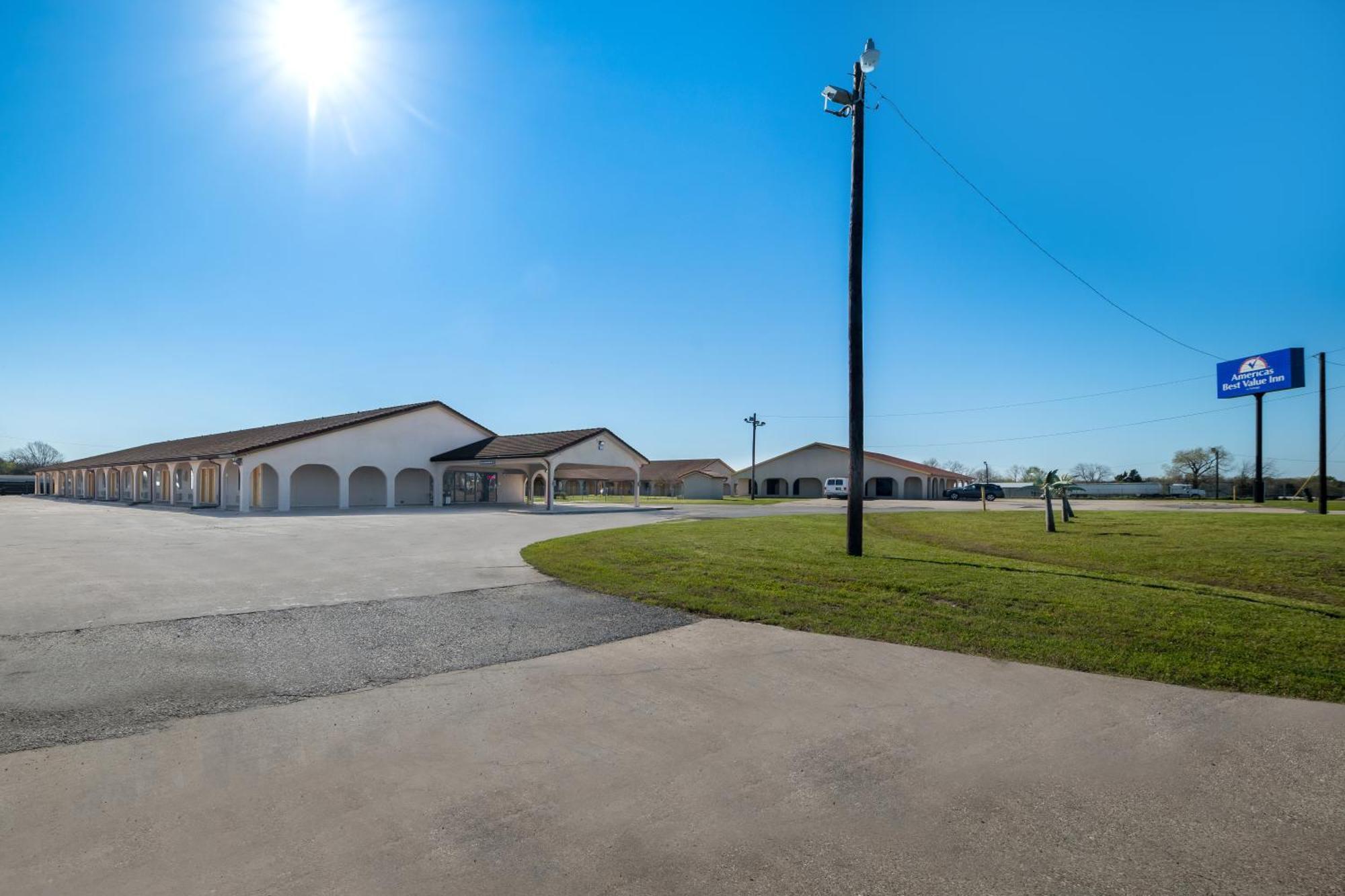 Americas Best Value Inn Bonham Exterior photo