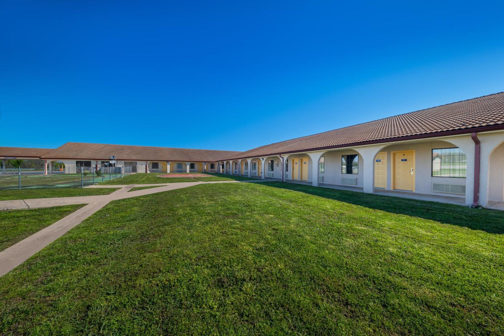 Americas Best Value Inn Bonham Exterior photo