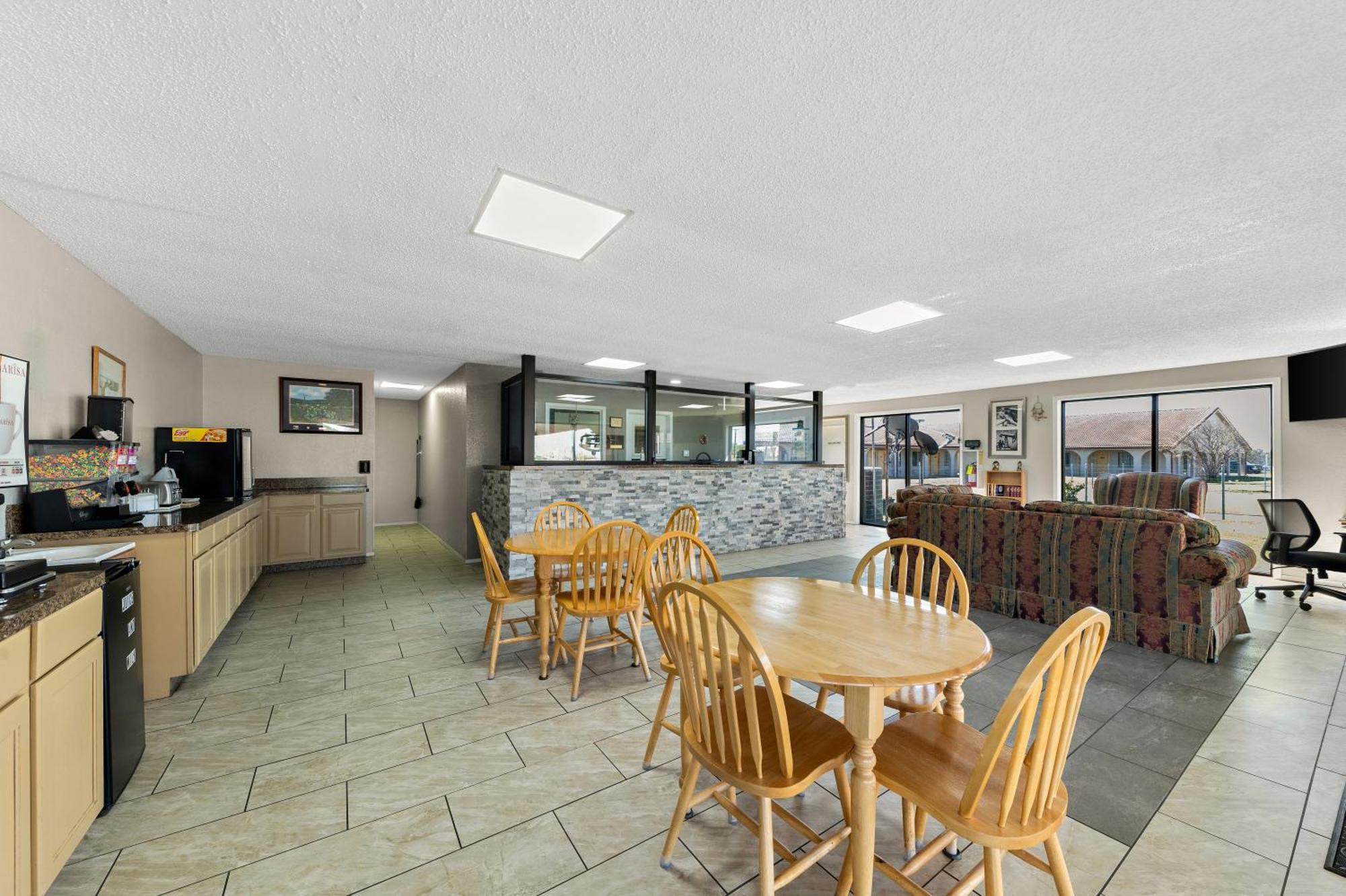 Americas Best Value Inn Bonham Exterior photo