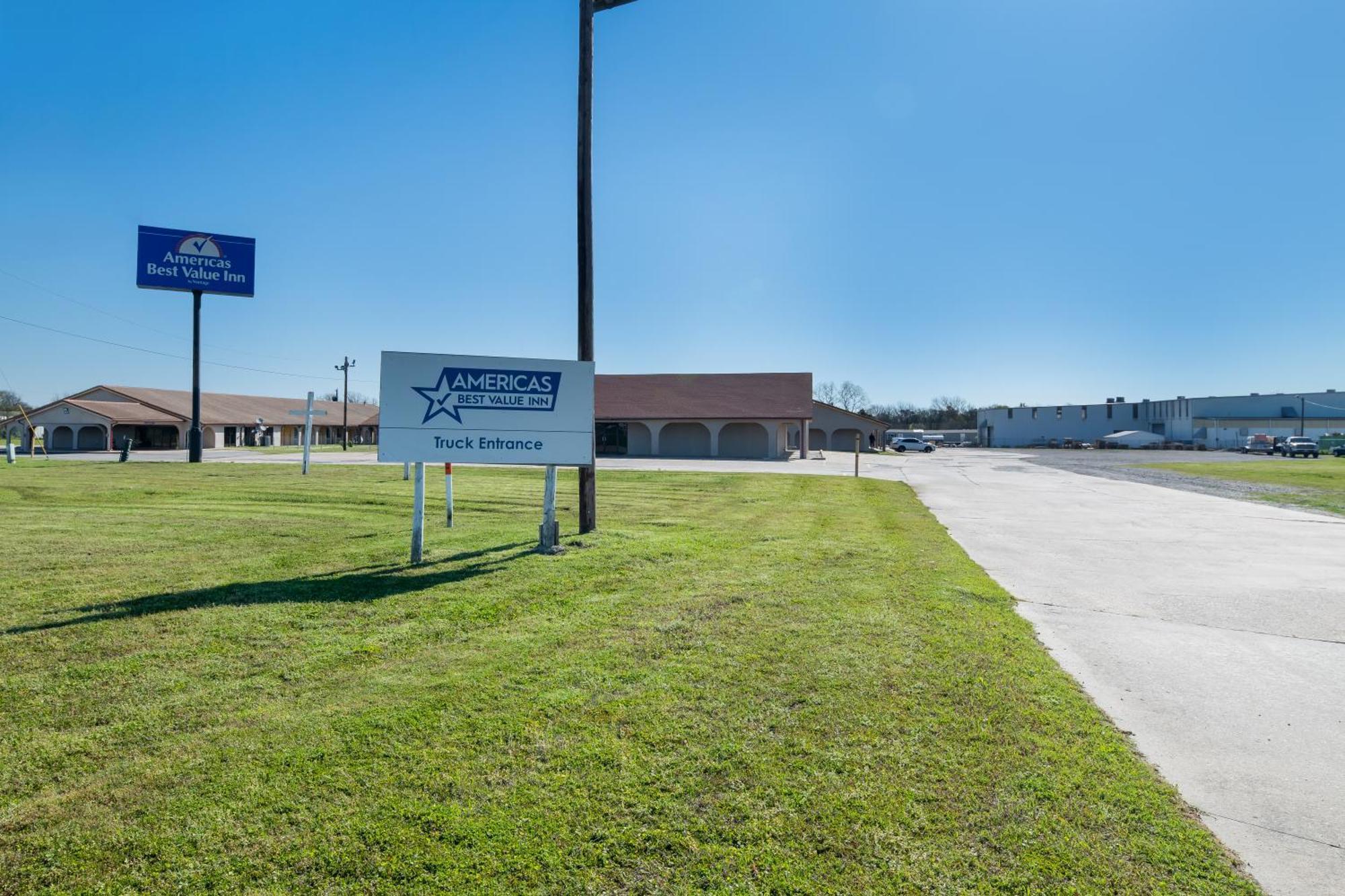 Americas Best Value Inn Bonham Exterior photo