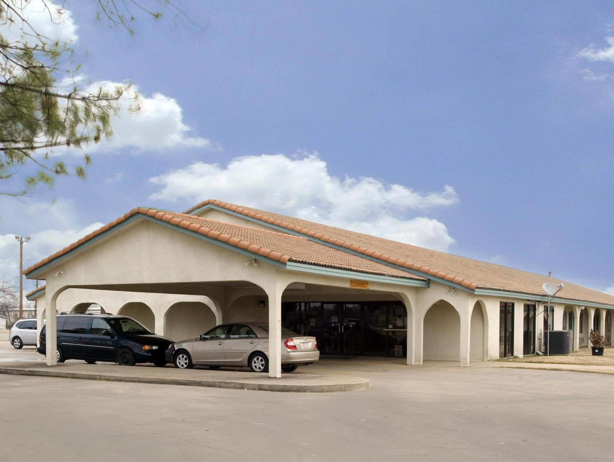 Americas Best Value Inn Bonham Exterior photo